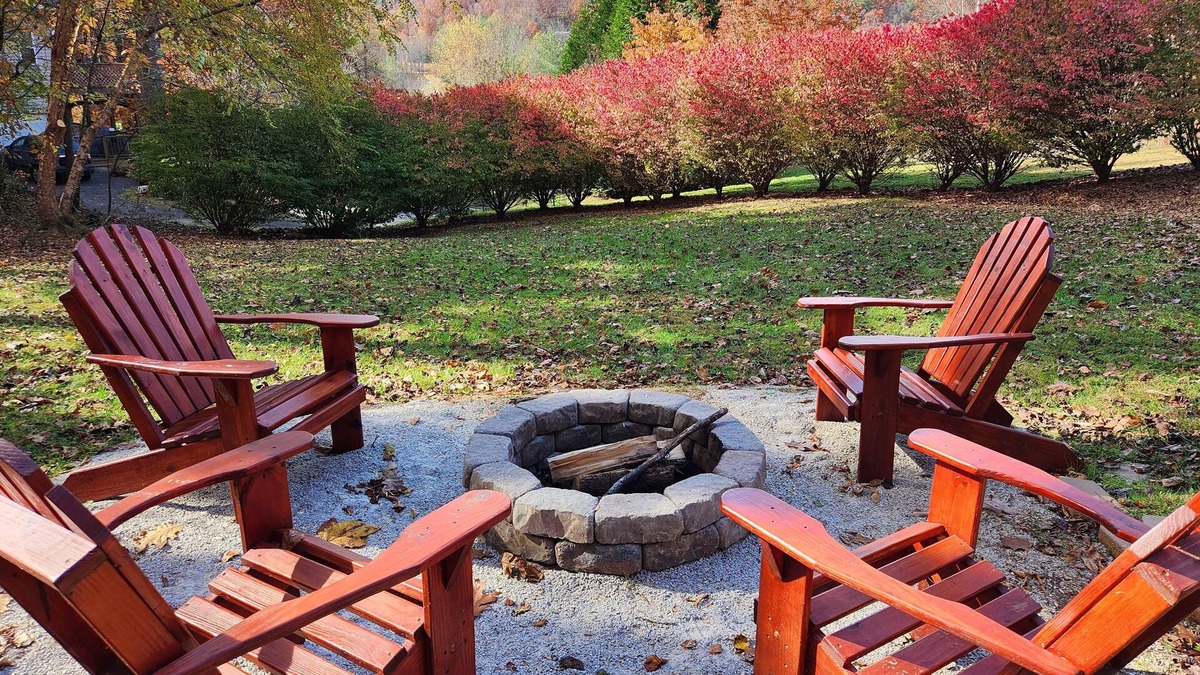 Franklin House | Mountain View Cabin+Hot Tub, 300mbps WiFi with fire pit and arcade games!