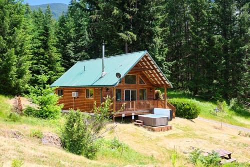 Packwood House | Mountain View Cabin, Hot Tub at Mt Rainier