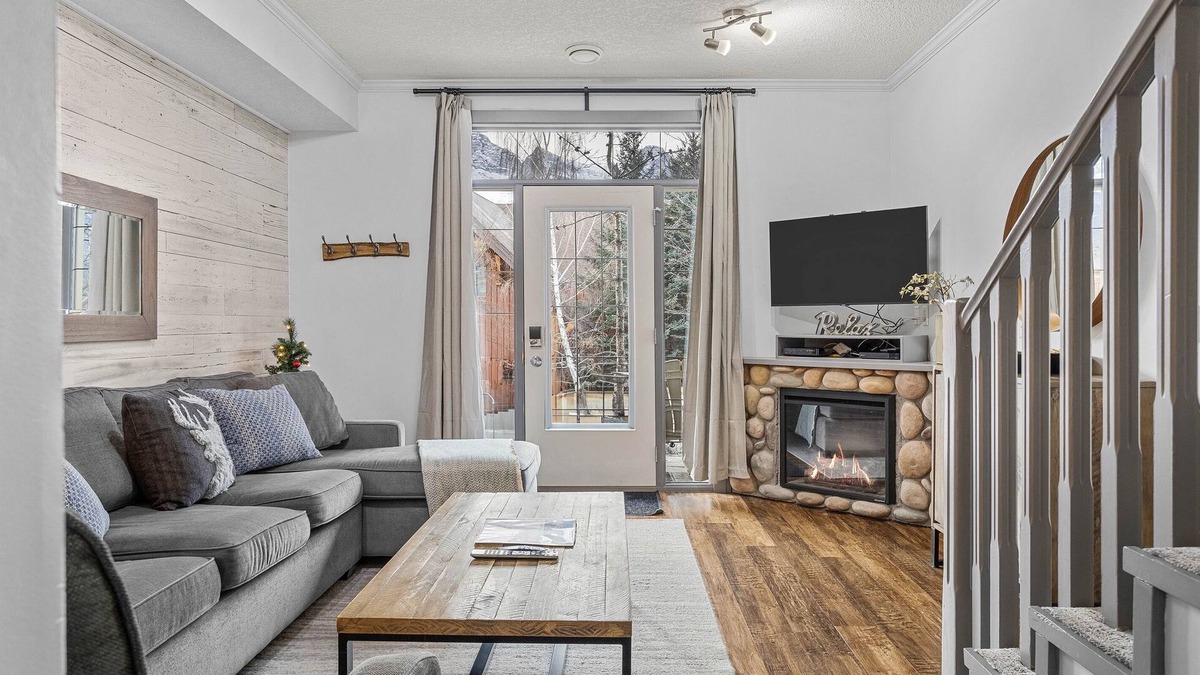 Canmore Cabin | Mountain View Chalet - Pool & Hot tub - Pet Friendly