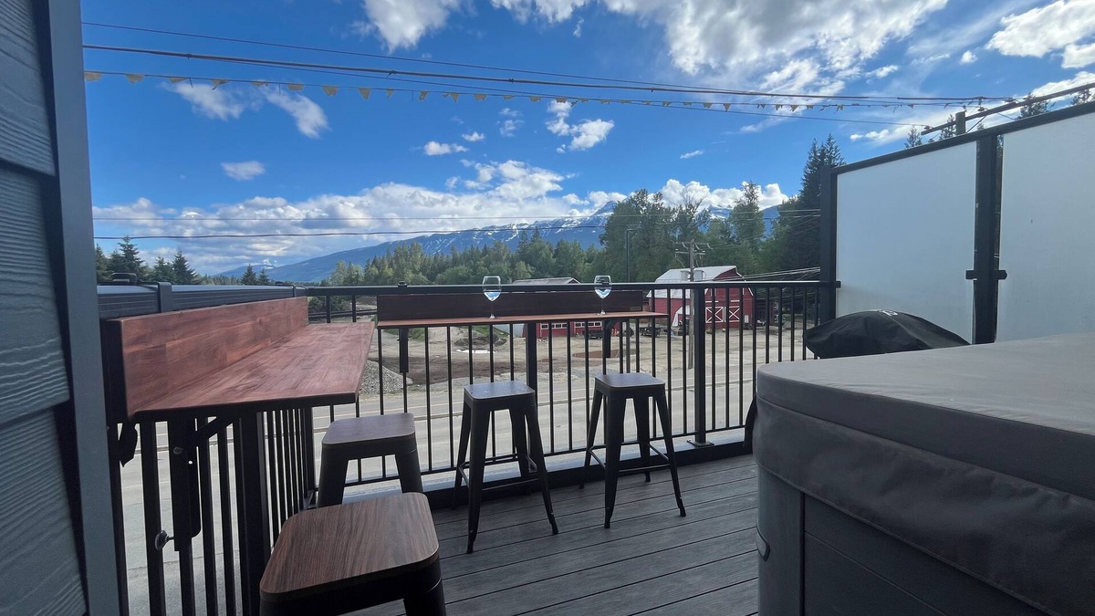 Revelstoke Condo | Mountain View Condo w/Hot Tube! 2B/1B - Central between Ski Resort and Downown