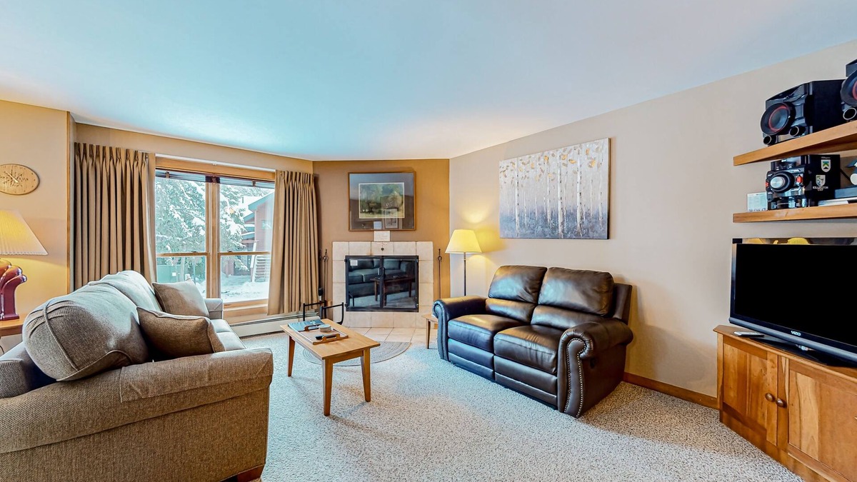 Central Vermont- Killington Condo | Mountain view condo with pool, hot tub, sauna & gym - walk to lifts & golf