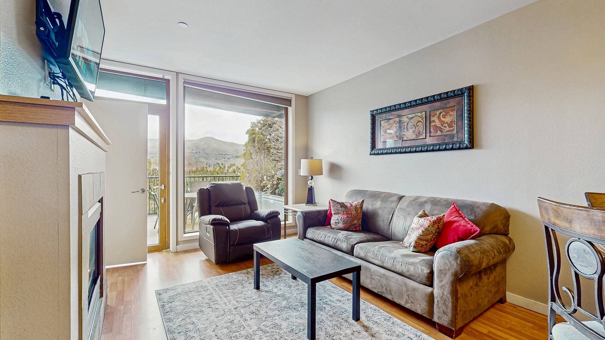 Chelan Condo | Mountain view condo with balcony & indoor pool/hot tub