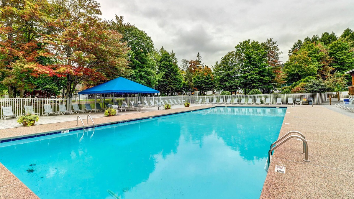 Warren Apartment | Mountain-view condo with fireplace, 3 pools, hot tub, tennis & gym - near skiing