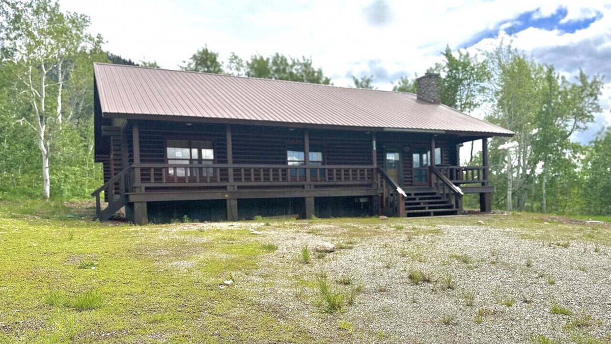 Island Park Cabin | Mountain View Escape 10 Min. to YNP+WiFi