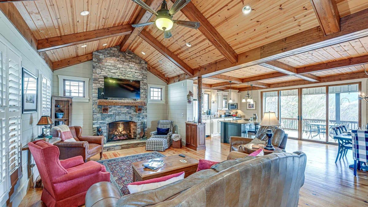 Dillard Cabin | Mountain-View Georgia Cabin w/2 Decks