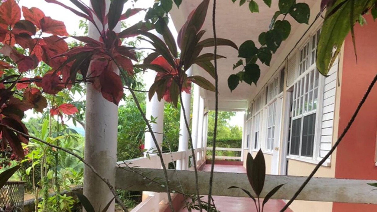 Orange Bay Bed & Breakfast | Mountain View Guest Resort