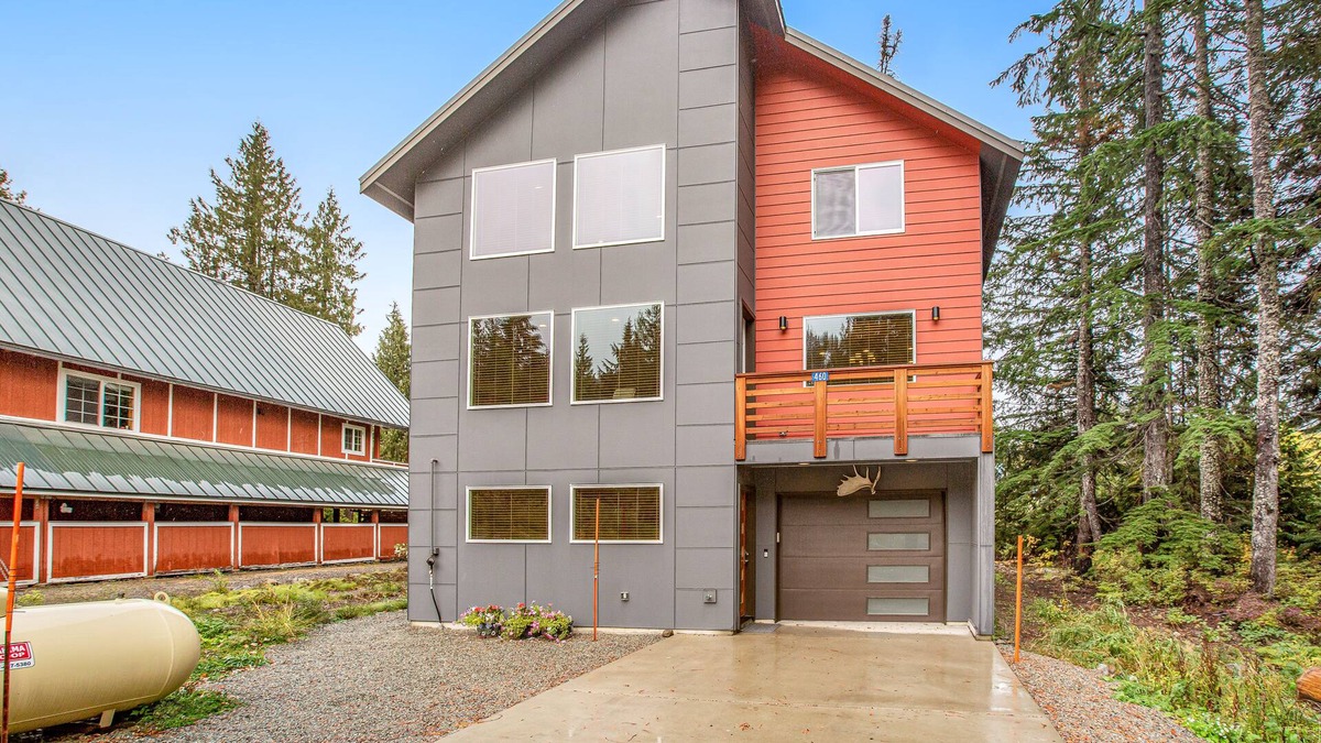 Hyak House | Mountain view home near lifts with fireplace, washer/dryer, balcony & jetted tub