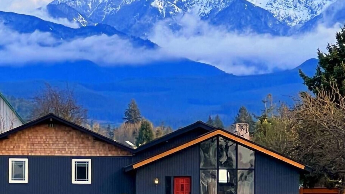 Sequim House | Mountain View Haven | HOT TUB on 9 Acres!