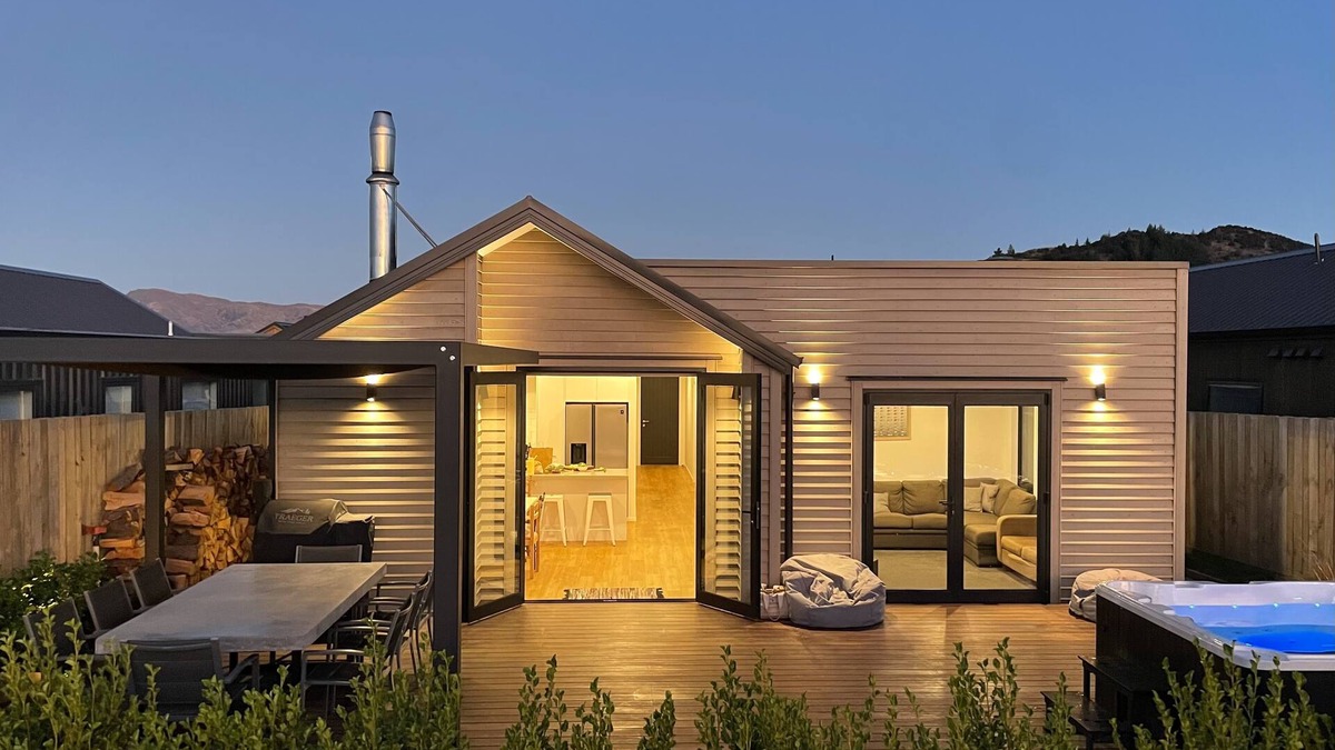 Wanaka House | Mountain view haven in Wanaka w/hot tub! Adventure seekers paradise.