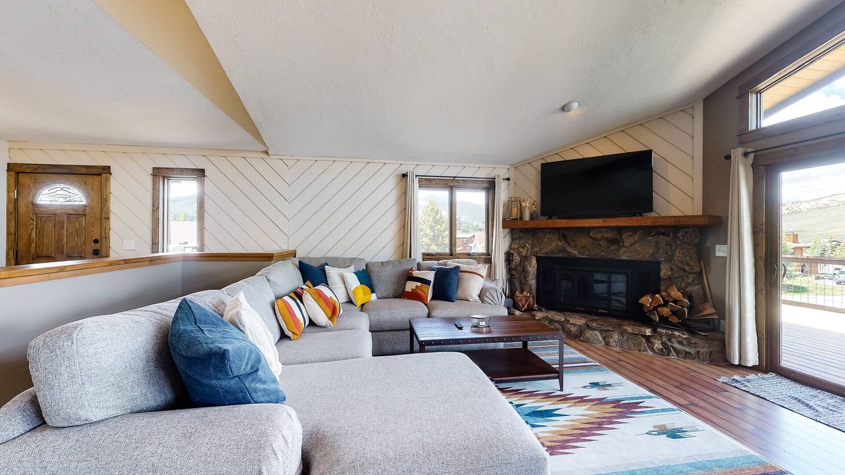 Summit Cove House | Mountain view home with deck, wood-burning fireplace, & WiFi - great location