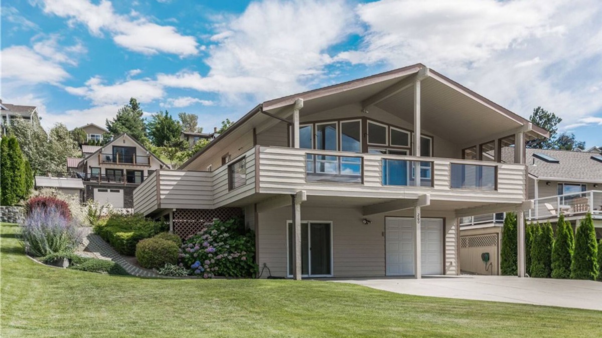 Orondo House | Mountain view home with river view, pool access, central AC