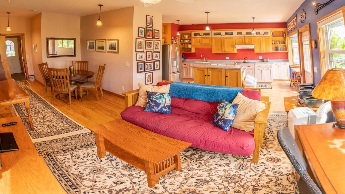 Ithaca House | Mountain View, jacuzzi, bright spacious Ecovillage
