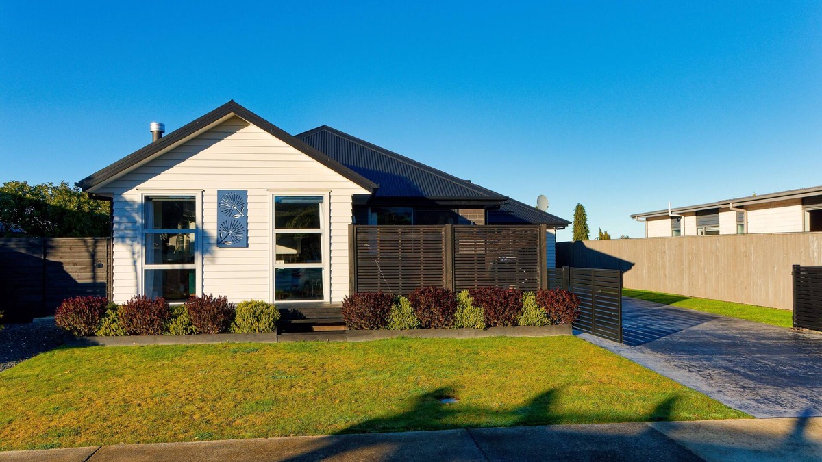 Kaikoura House | Mountain View - Kaikoura Holiday Home