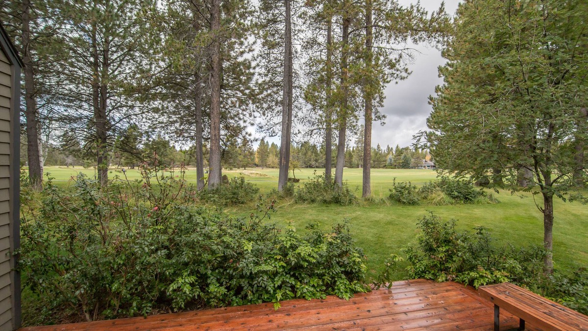 Overlook Park Condo | Mountain View Lodge Condo #14 4 SHARC PASSES! Golf Course Views!