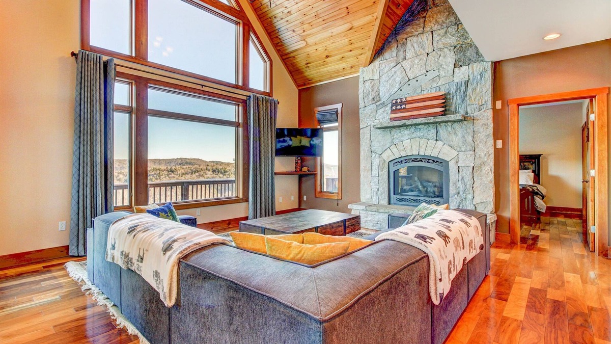 Ludlow House | Mountain View Manor - Expansive Views, Hot Tub, Hiking & Nearby Lakes!