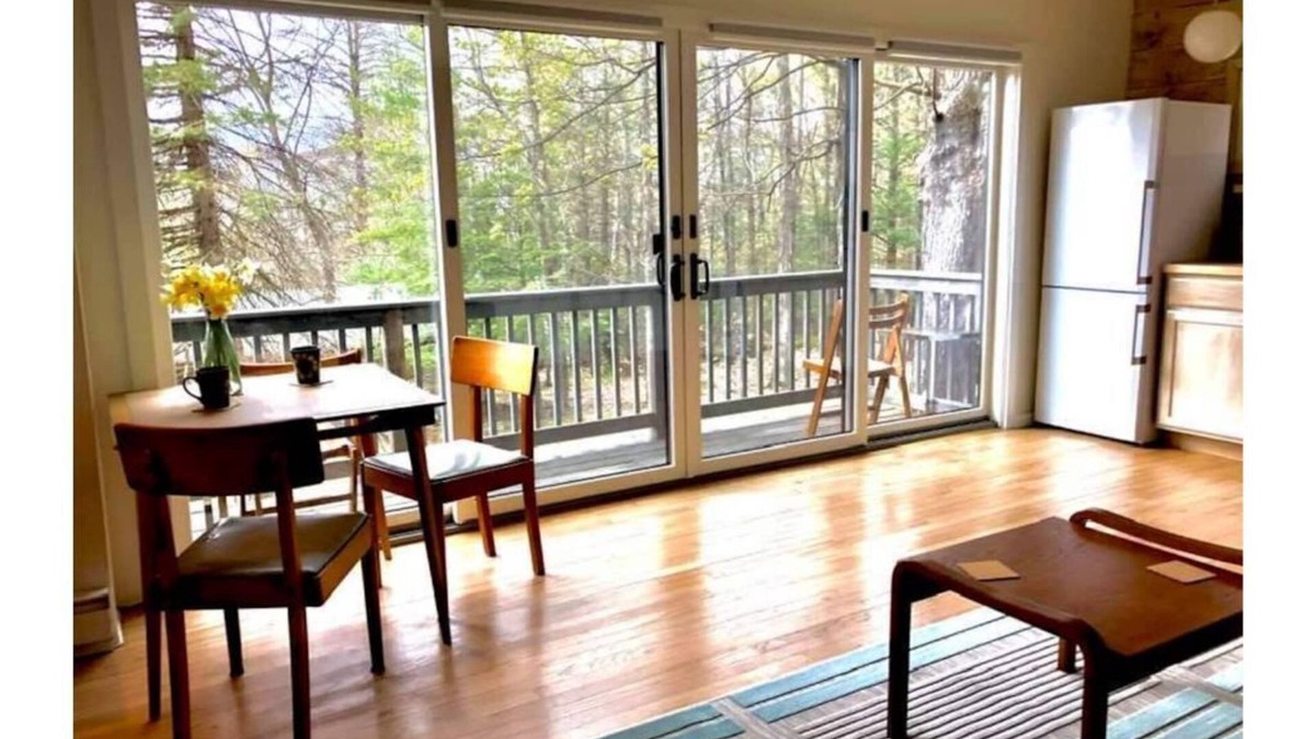 Woodstock Cottage | Mountain view, mid-century style, 1 mile to town!