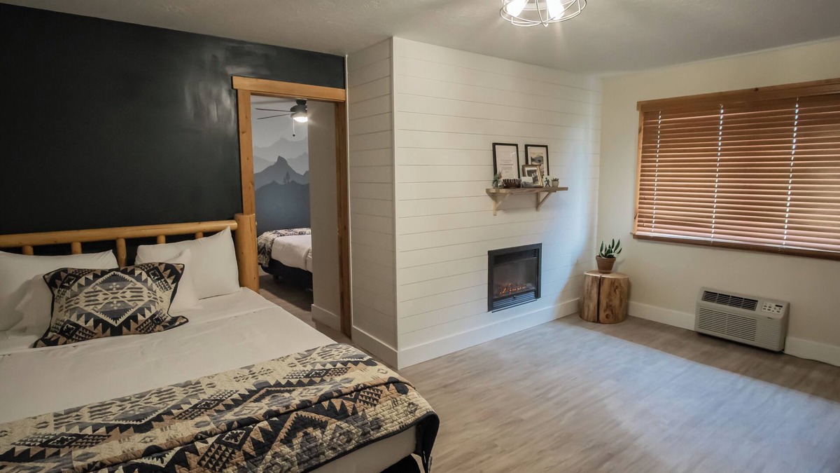 Tetonia Cabin | Mountain View Mural Double suite