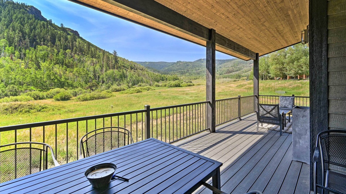 Oak Creek House | Mountain-View Oak Creek Paradise w/Hot Tub!