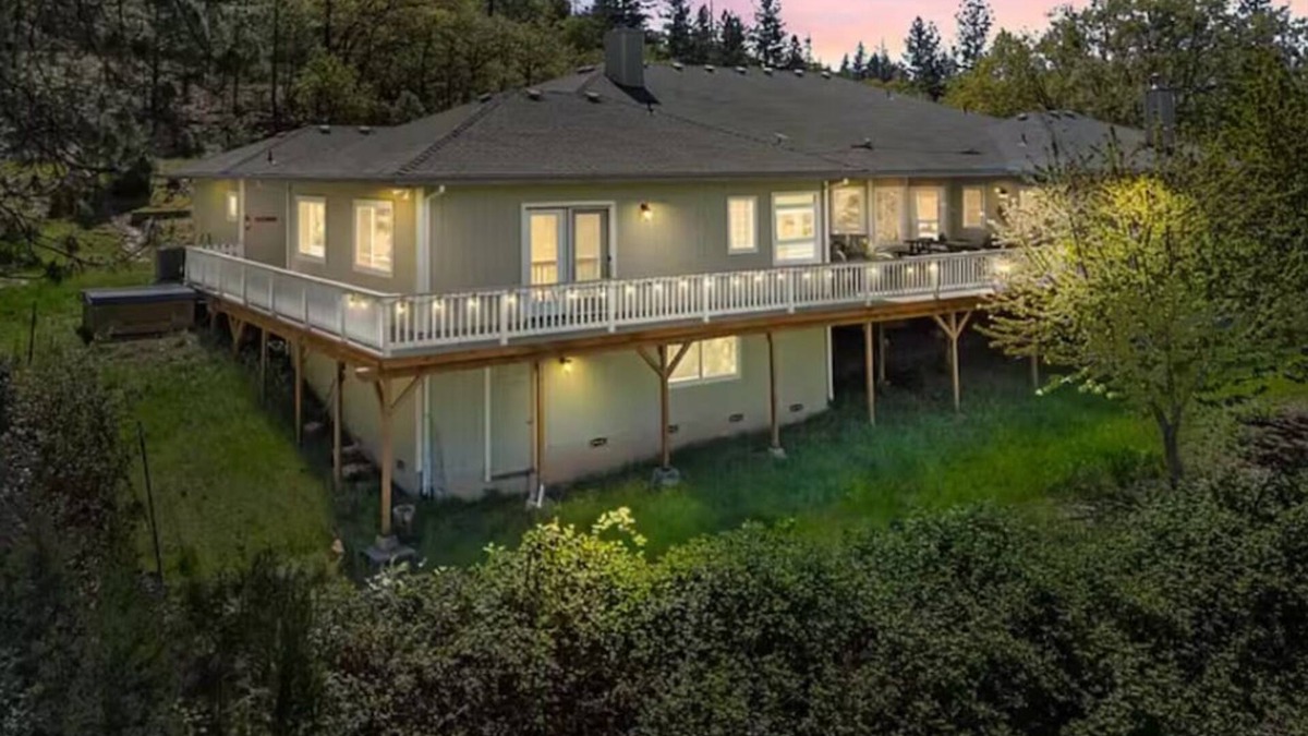 Grants Pass House | Mountain View on one level w hot tub,fire pit, w fishing kayaking minutes away