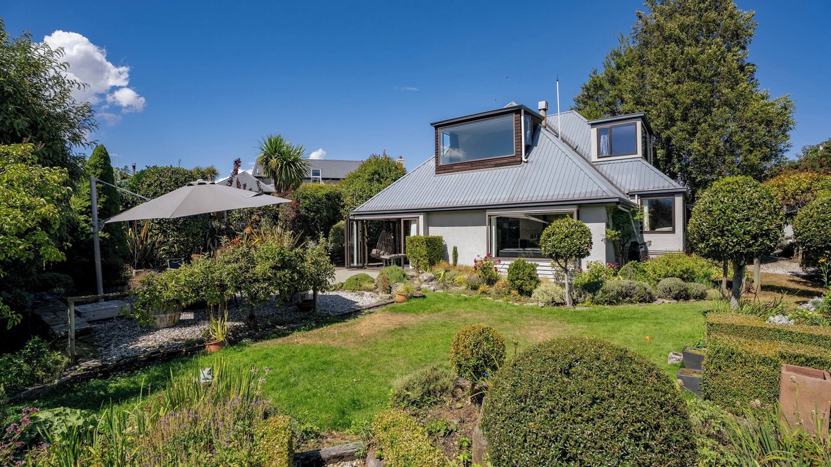 Wanaka House | Mountain View Retreat - Wanaka Holiday Home
