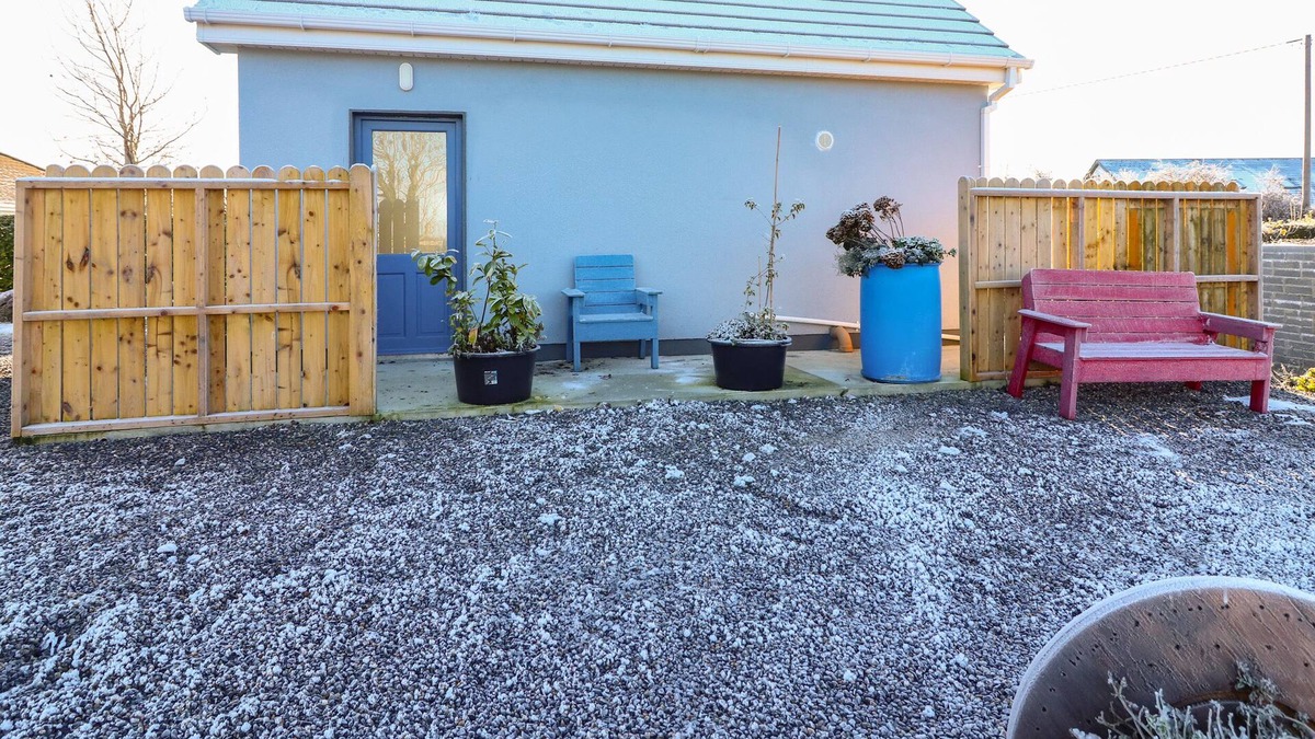 Kinvara Cottage | MOUNTAIN VIEW, romantic, with open fire in Kinvara, County Galway