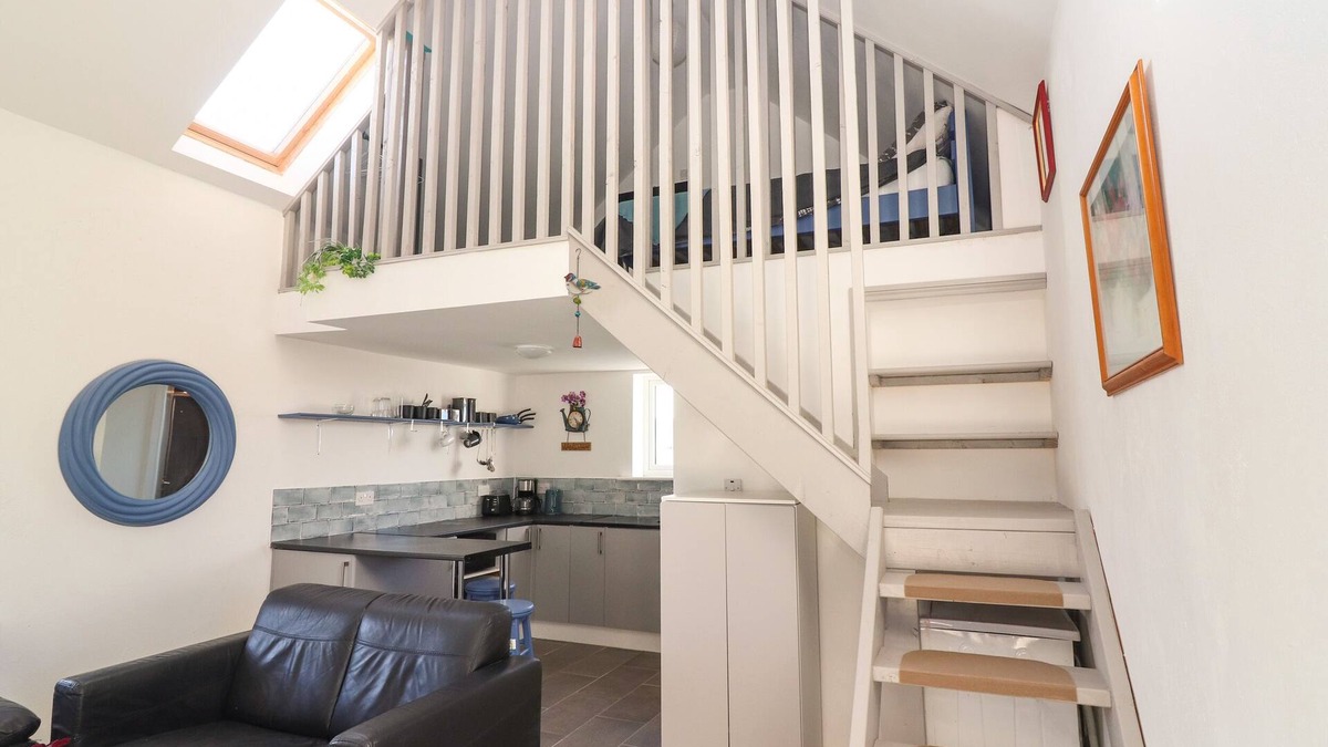 Kinvara Cottage | MOUNTAIN VIEW, romantic, with open fire in Kinvara, County Galway
