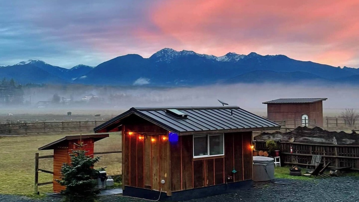 Port Angeles Apartment | Mountain-View Tiny Cabin Retreat HOT TUB-Sauna
