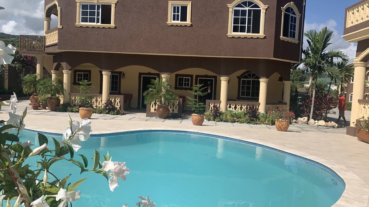 Runaway Bay Apartment | Mountain View Two Bedroom Apartment with En-Suite, Open Kitchen and Living Room