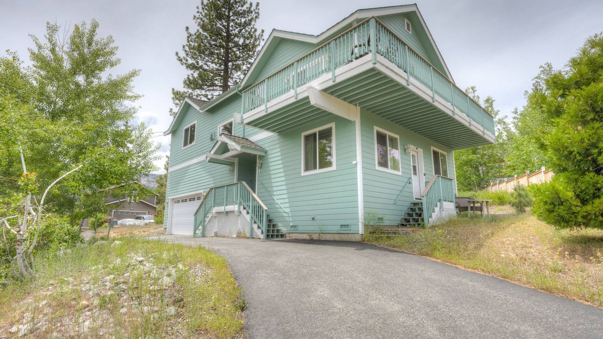 Mountain View Estates House | Mountain-View Eden | Spacious Balcony & Fireplaces | Minutes to Lake
