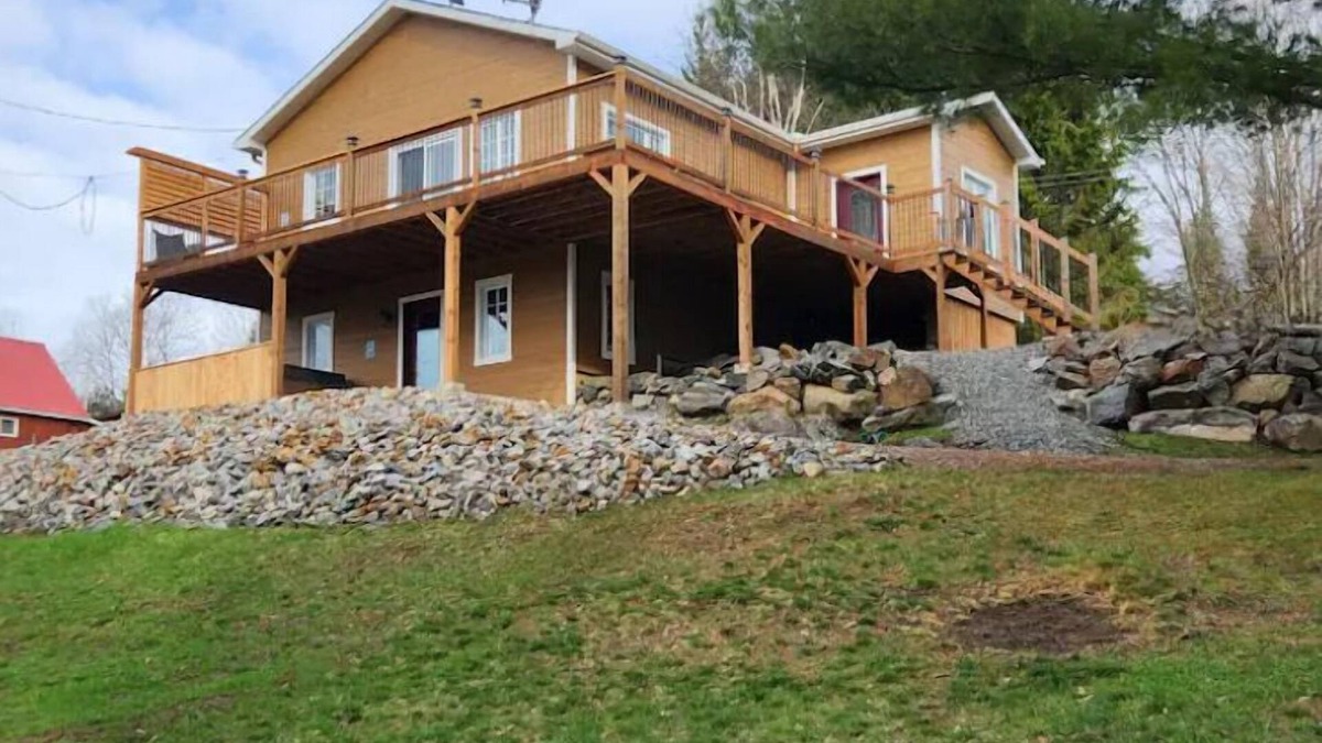 Papineau Regional County Municipality House | Mountain View with a HotTub, 7 mins-LacSimon