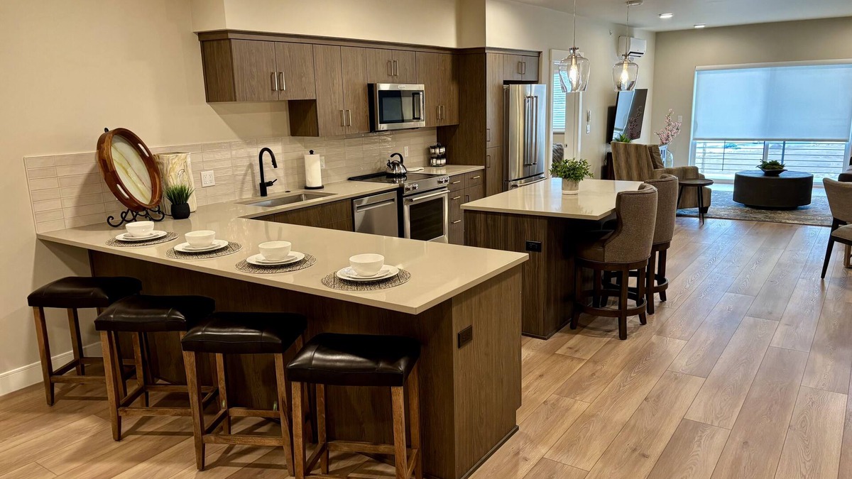 Redmond Condo | Mountain views condo with coffee/restaurant on first floor
