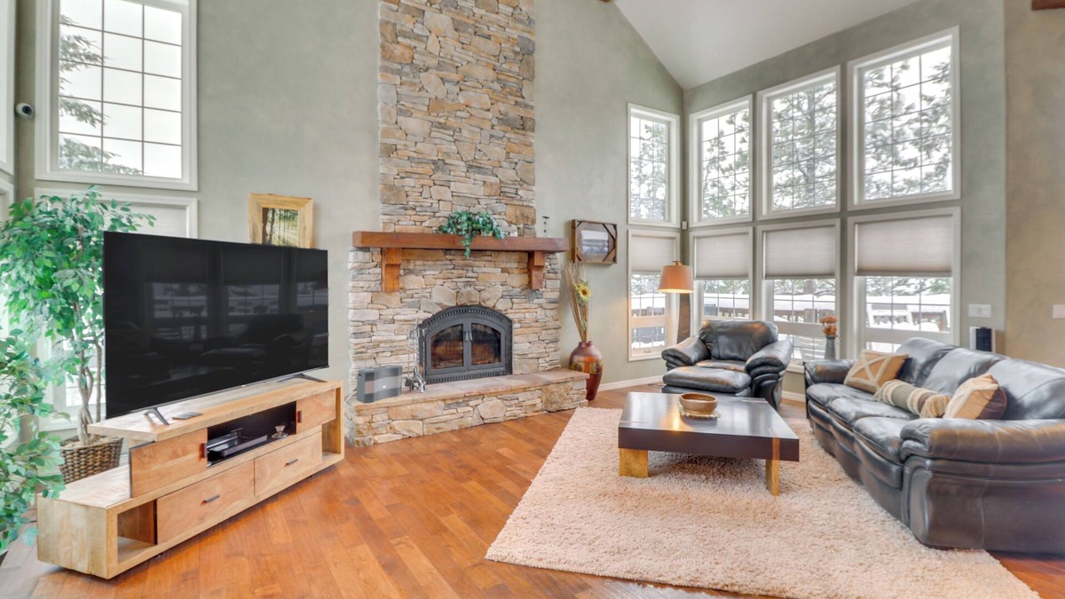 Eureka House | Mountain Views & Deck: Spacious Eureka Getaway!