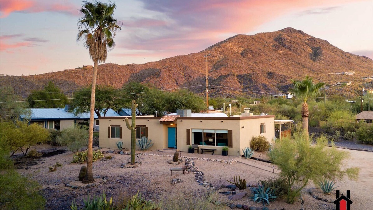 Cave Creek House | Mountain Views & Desert Starry Nights by the Fire