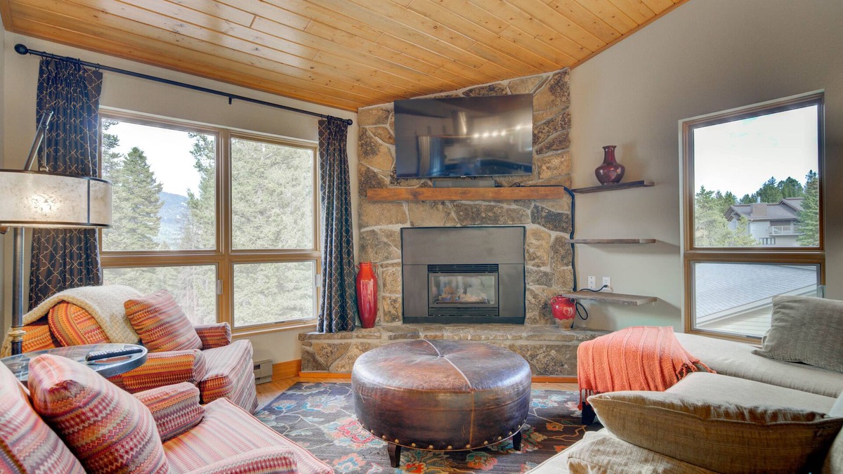 Big Sky Condo | MOUNTAIN VIEWS, HOT TUB, POOL, SAUNA! Cozy fireplace, minutes from the slopes!