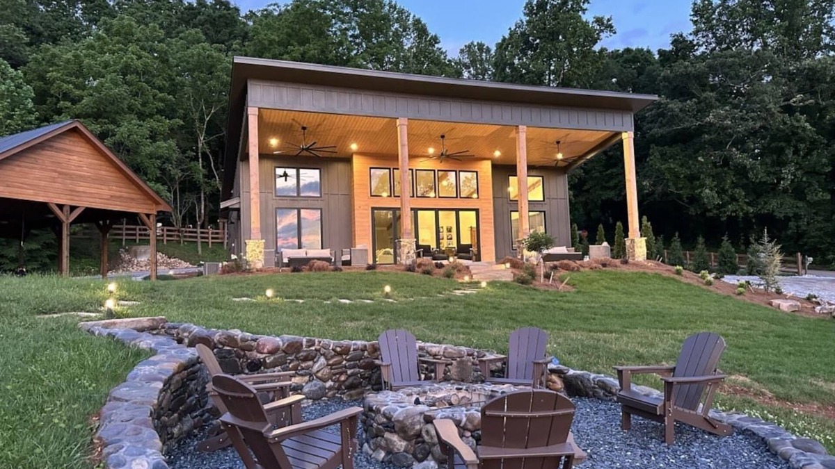 Dahlonega House | Mountain Views/New Barndominium/16+ppl/Mins to Downtown & Wineries/2 Sep Homes