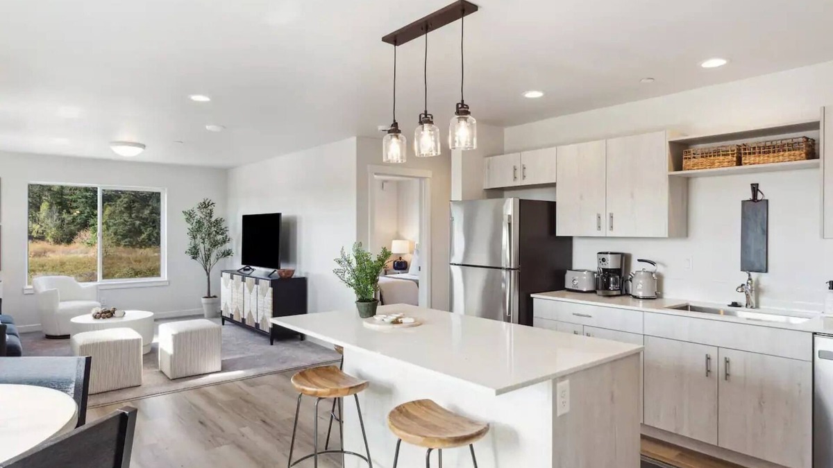 Port Townsend Apartment | Mountain views on the 3rd floor