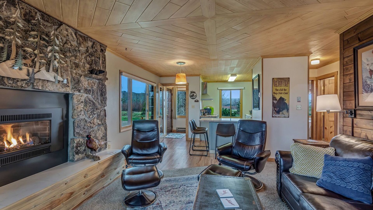 Clark Cabin | Mountain views, private access to the Elk river, fishing, hunting, hiking!
