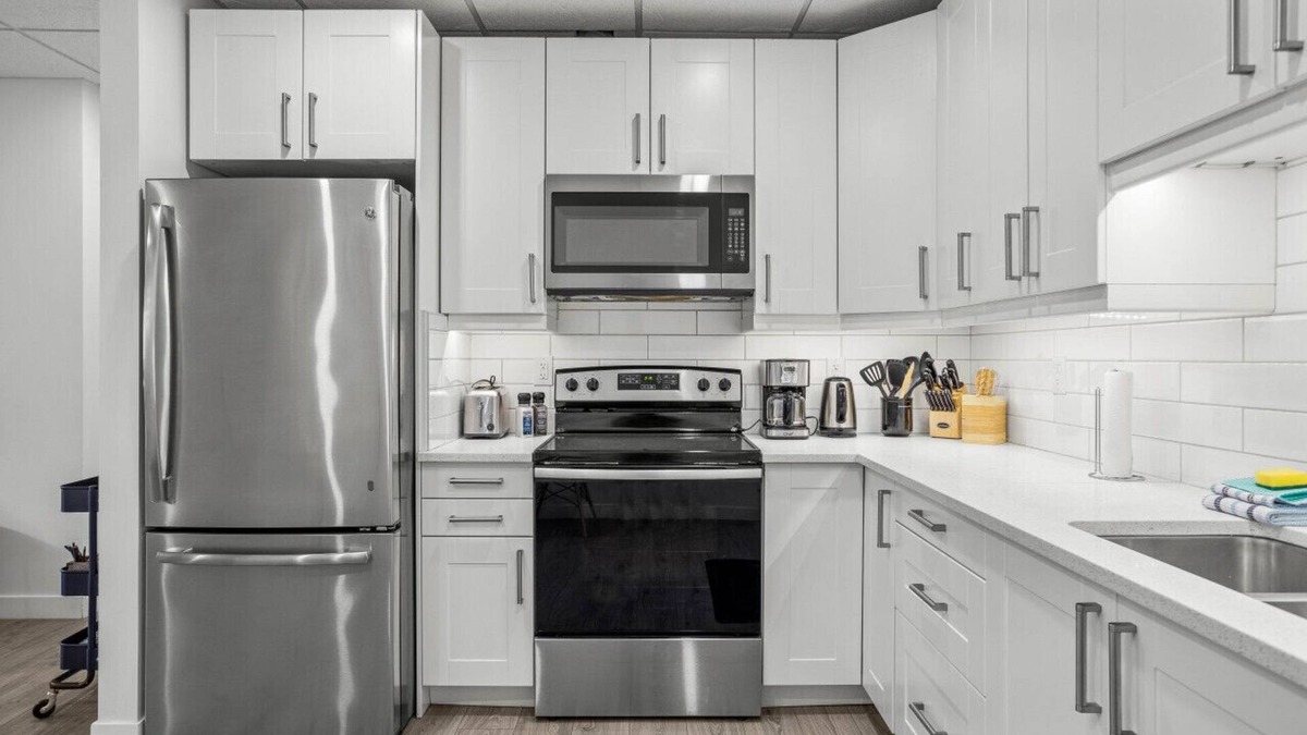 Canmore Apartment | Mountain Views | Spacious 1 Bed | Central Location