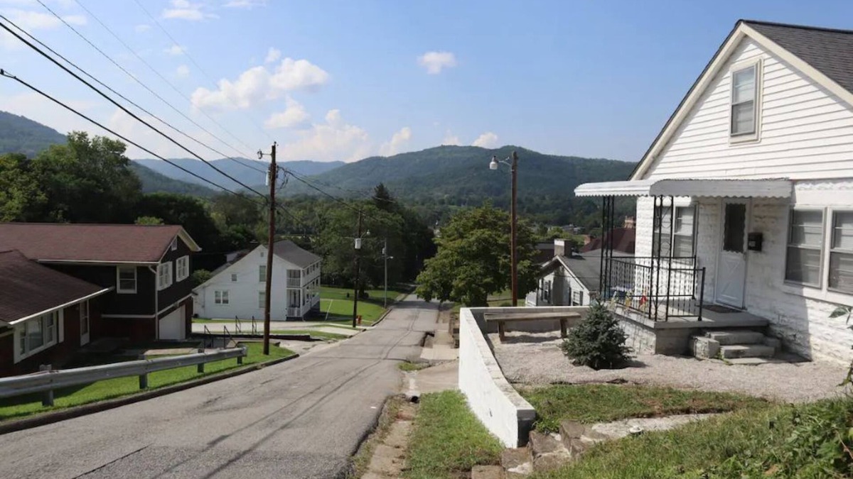 Jellico House | Mountain Views, Walking distance to State Park