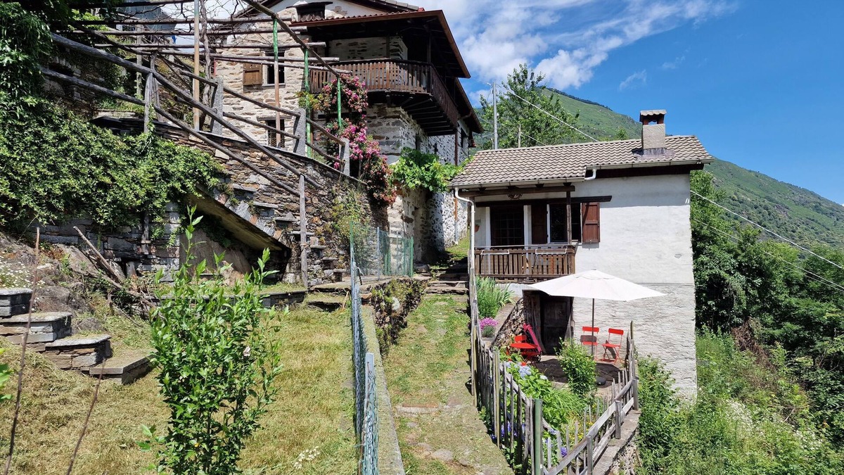 Lunecco House | Mountain worlds behind Lake Maggiore