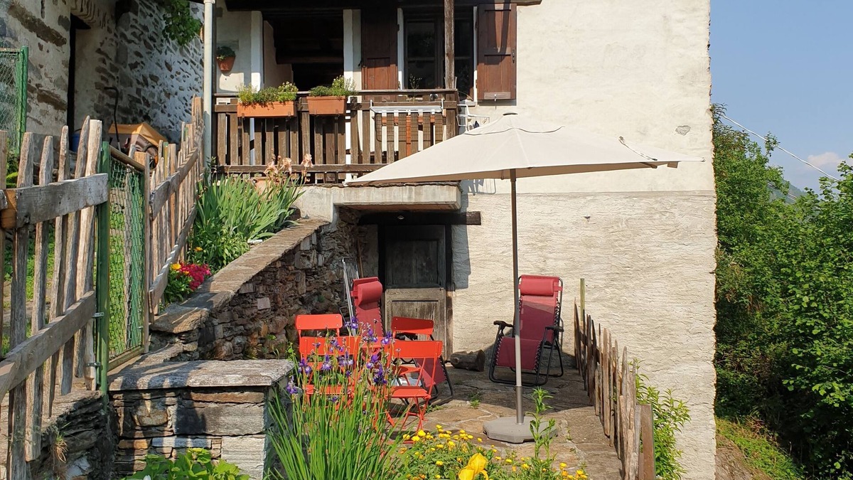 Lunecco House | Mountain worlds behind Lake Maggiore, Case di Zali