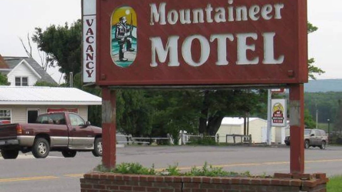 Mount Storm Hotel | Mountaineer Motel - Standard room