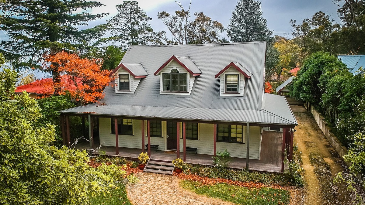 Wentworth Falls Cottage | Mountains Lodge walking distance to National Park