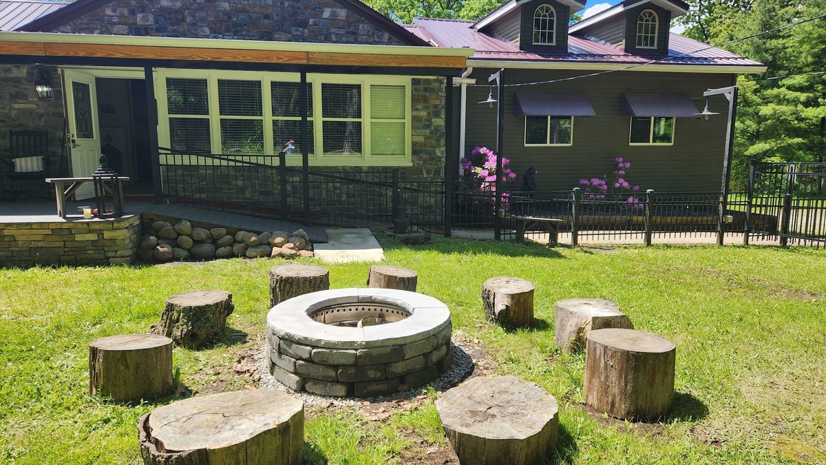 Brownfield House | mountains, near Falling Water, Ohiopyle, hot tub, hiking, caverns, golf close by