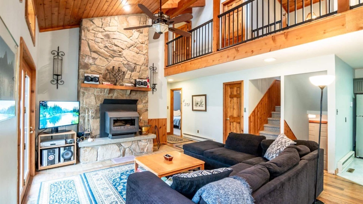 Old Timberline House | Mountainside 86 - 314 Ridge Road Mountainside 86 - Lake Access, Hot Tub, Pet Friendly, Air Conditioning on Main Level