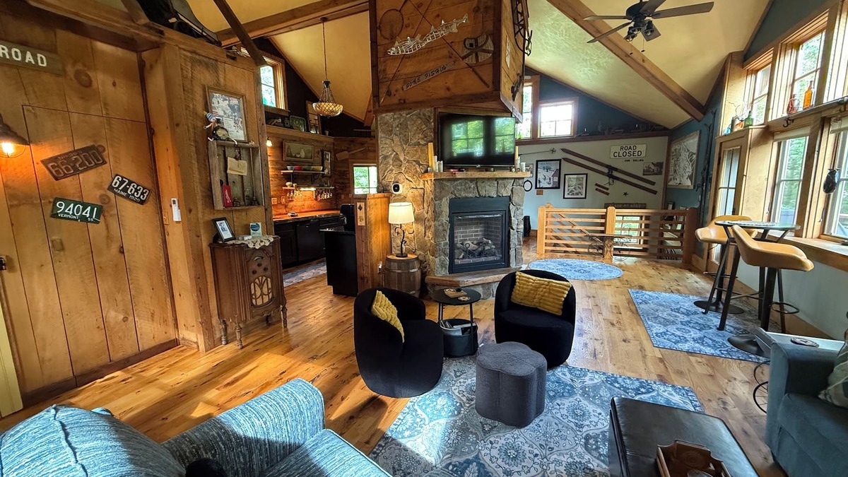 Jackson House | Mountainside Bliss on Black! Hike, Ski, Dine, Music just outside door!