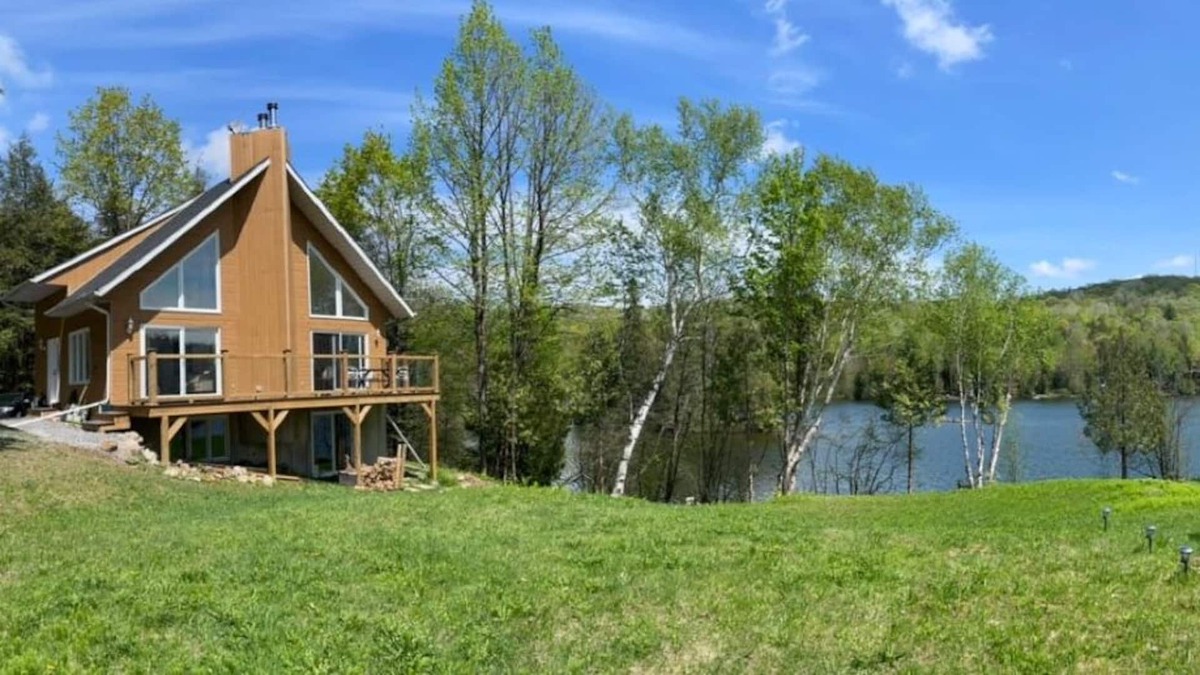Mulgrave-et-Derry Cottage | Mountainside Lakefront Cottage/Home