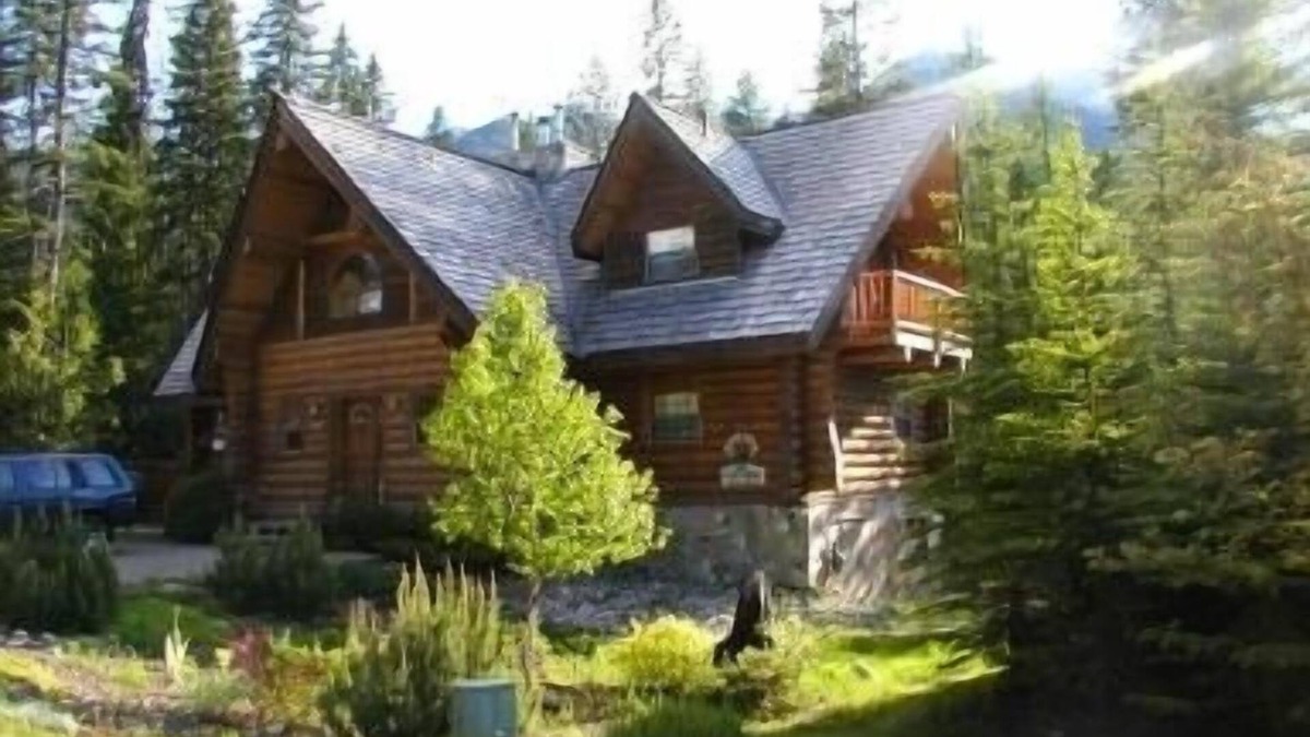 East Kootenay Ski Chalet | Mountainside Log Chalet at Fernie Alpine Resort