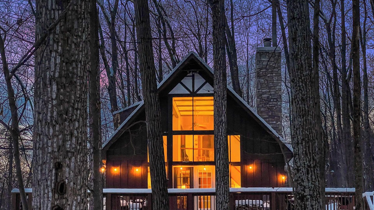 Berkeley Springs Ski Chalet | Mountainside w/Fireplace, Fire Pit, Deck, & WiFi