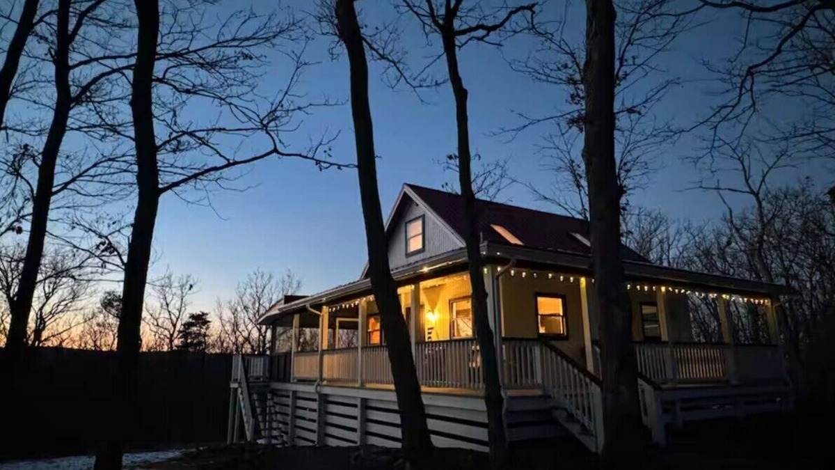 Kirby Cabin | Mountaintop 2-bedroom cabin with outdoor soaking tub, Starlink, firepit, hammock